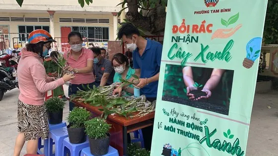 Nhóm thiện nguyện “Hiểu về mảnh đời” tổ chức ngày hội “Đổi rác lấy cây”