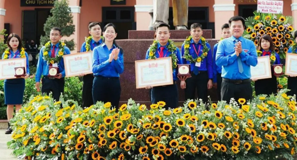 Tuyên dương 30 thủ lĩnh thanh niên công nhân tiêu biểu 