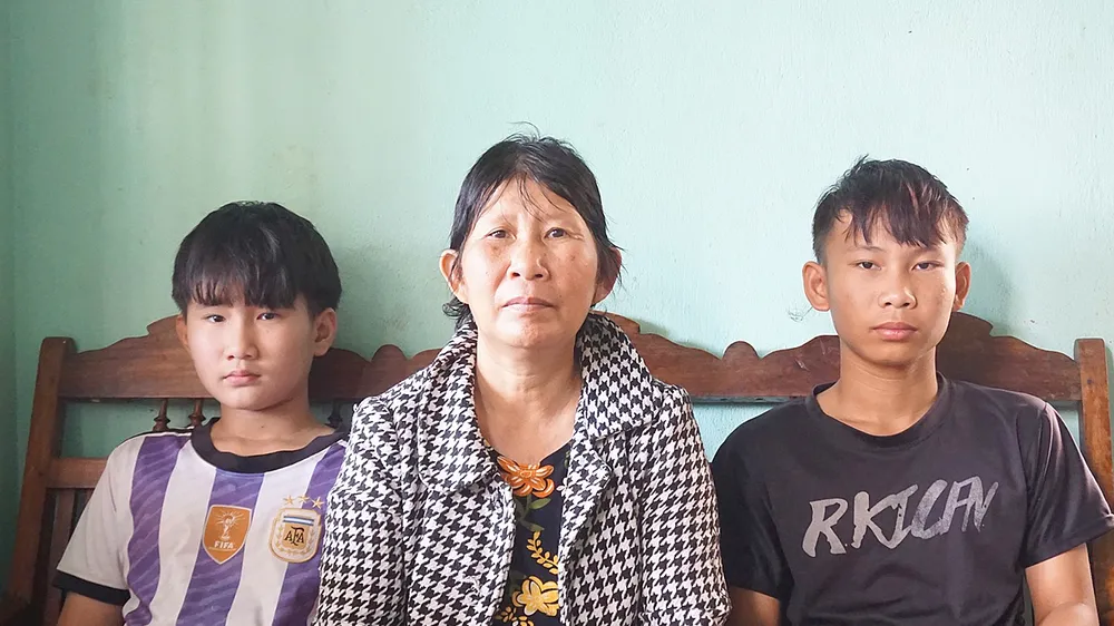 Mẹ ung thư một mình nuôi 2 con