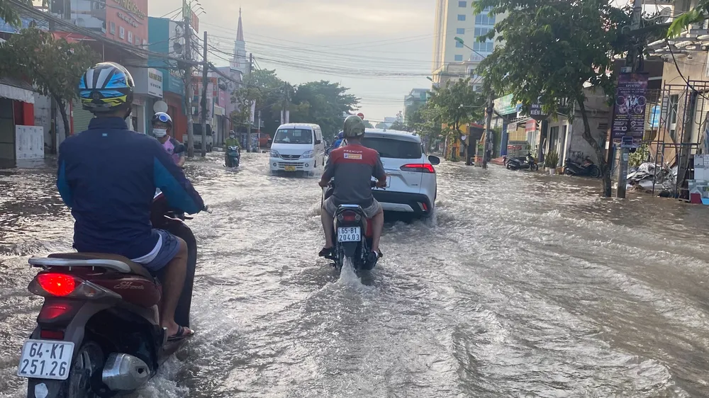 Đường Cách Mạng Tháng Tám bị ngập nặng do triều cường