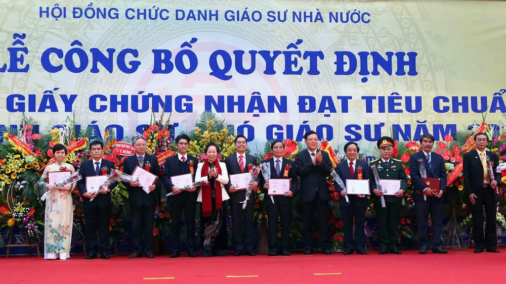 Xét duyệt giáo sư bao giờ hết tranh cãi?