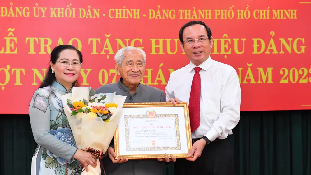 14 đảng viên Đảng bộ Khối Dân - Chính - Đảng TPHCM vinh dự nhận Huy hiệu Đảng đợt 7-11