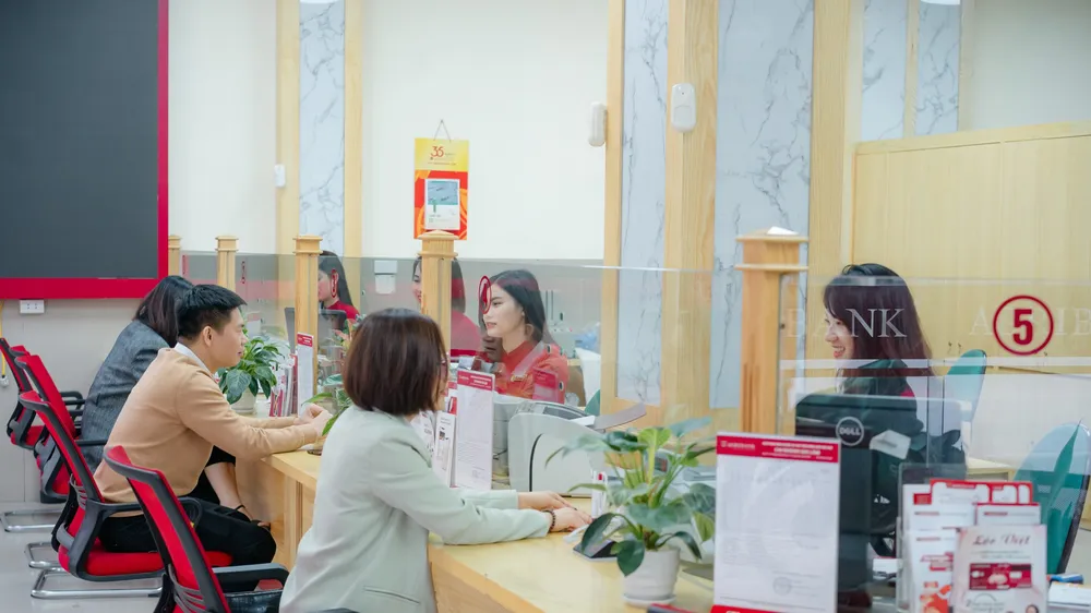 Khách hàng giao dịch tại Agribank 