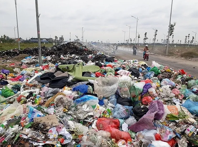 Lén đổ rác quanh các khu công nghiệp