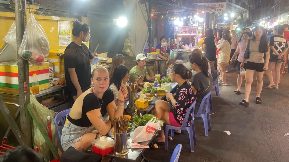 Quận 10 hoàn thành chỉnh trang Phố ẩm thực Hồ Thị Kỷ