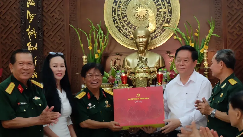 Trưởng Ban Tuyên giáo Trung ương thăm, chúc tết Hội Hỗ trợ gia đình liệt sĩ TPHCM