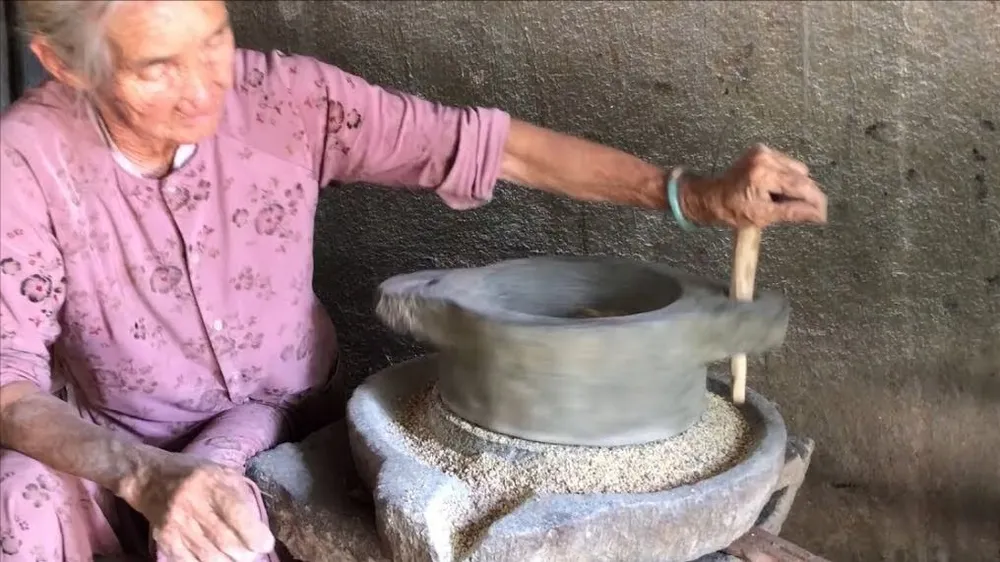 Tết về nhớ chiếc cối xay