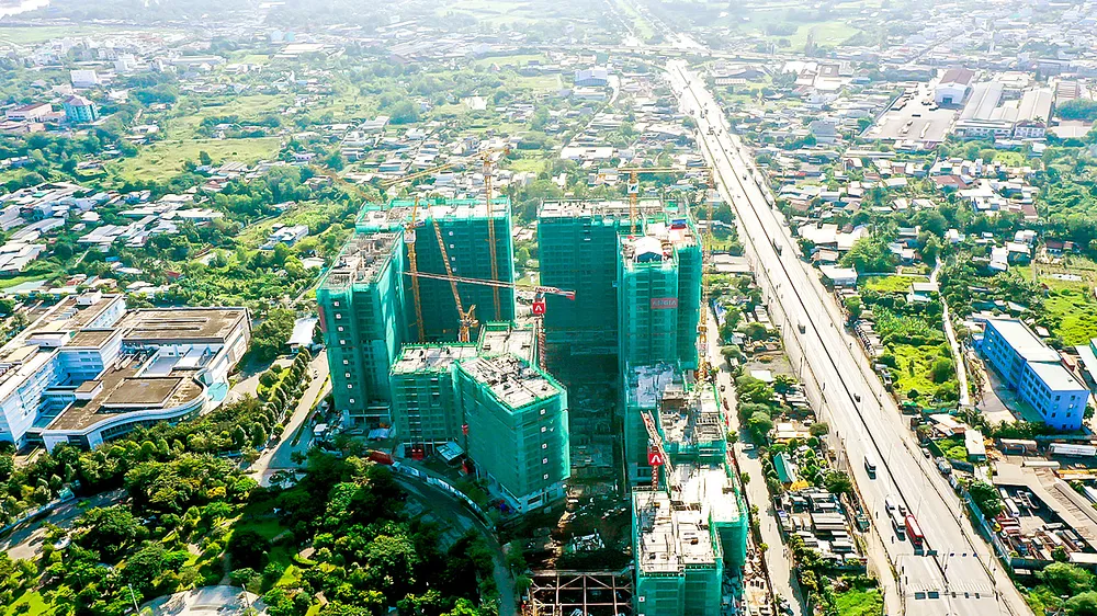 Một dự án chung cư đang được thi công tại khu Tây TPHCM Ảnh: ĐỨC TRUNG