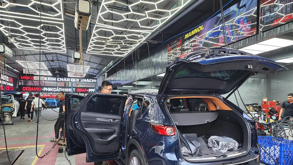 Một trung tâm chăm sóc xe hơi trên đường Phạm Văn Chiêu (quận Gò Vấp) tấp nập khách hàng
