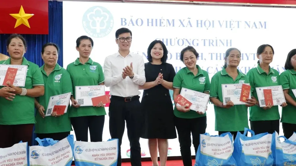 Tặng quà, thẻ BHYT cho hội viên Hội Phụ nữ quận 8