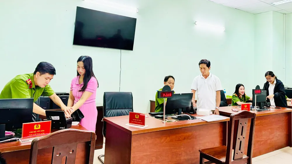 Người dân đến trụ sở Phòng Cảnh sát Quản lý hành chính về trật tự xã hội (Công an TPHCM) làm căn cước công dân. Ảnh: CHÍ THẠCH