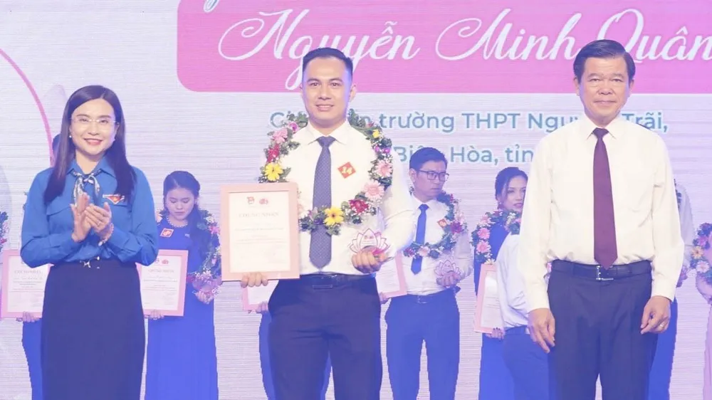 Anh Nguyễn Minh Quân trong lễ trao danh hiệu “Thanh niên tiêu biểu làm theo lời Bác” cụm Đông Nam bộ, lần thứ 16 năm 2023