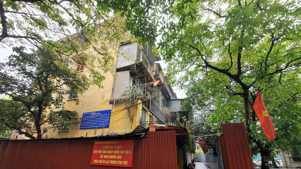 Toà nhà G6A tại khu tập thể Thành Công đã xuống cấp nguy hiểm nhưng vẫn còn người ở. Ảnh: QUỐC KHÁNH