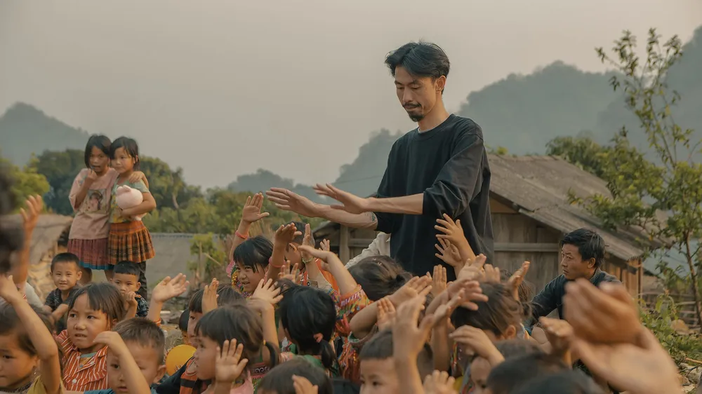 Đen Vâu và các em nhỏ vùng cao trong MV "Nấu ăn cho em". Ảnh: NVCC