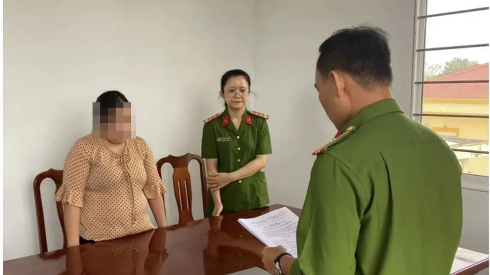 Cơ quan điều tra tống đạt các quyết định đối với bị can Nguyễn Kim Thương. ẢNH: HẢI LINH