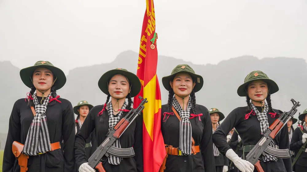 Nữ du kích miền Nam tại cuộc hợp luyện đội hình diễu binh, diễu hành kỷ niệm 70 năm Chiến thắng Điện Biên Phủ. Ảnh: ĐỖ TRUNG