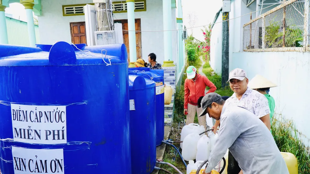 Người dân huyện Cần Giuộc (Long An) thiếu nước sạch sinh hoạt phải đi lấy nước ở các vòi nước công cộng