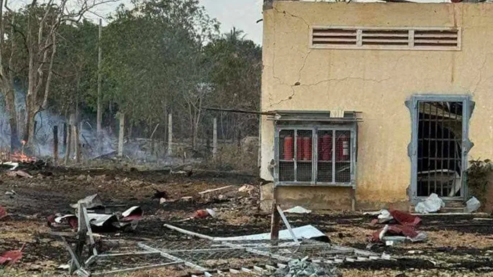 Một ngôi nhà bị hư hại sau vụ nổ kho đạn tại Kampong Speu hôm 27-4. Ảnh: BANGKOK POST