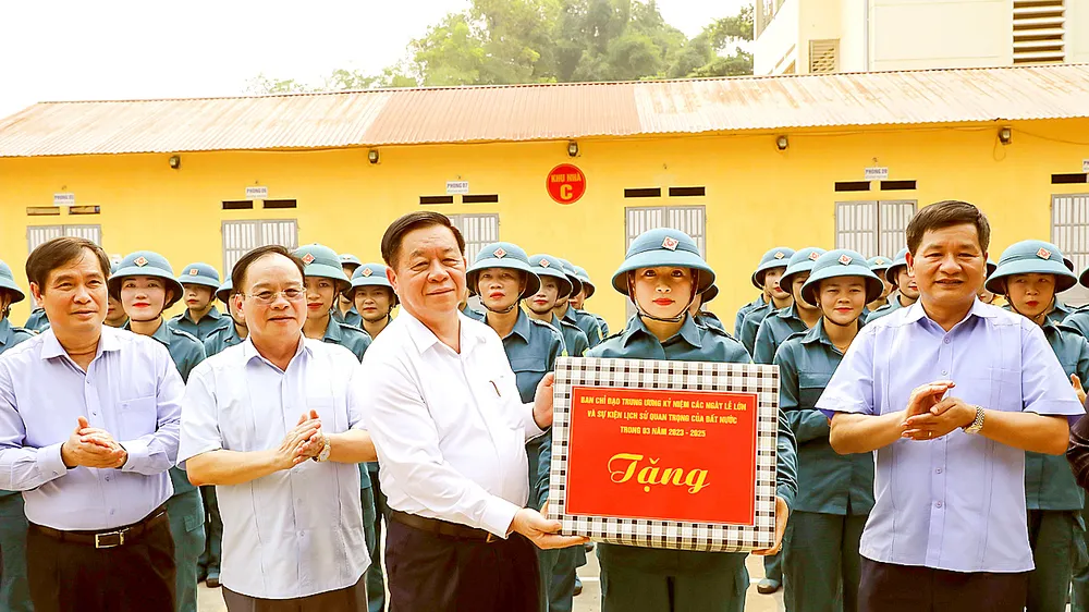 Trưởng Ban Tuyên giáo Trung ương Nguyễn Trọng Nghĩa thăm, tặng quà Khối nữ dân quân các dân tộc Tây Bắc. Ảnh: TTXVN