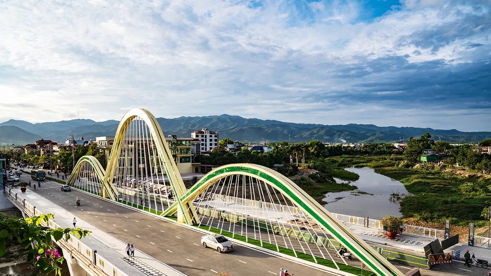 Công trình cầu Thanh Bình, ở trung tâm TP Điện Biên Phủ, vừa khánh thành cuối năm 2023. Ảnh: ĐỖ TRUNG
