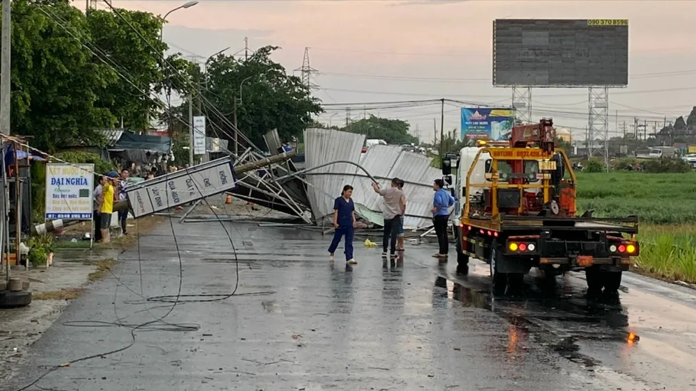  Tiền Giang, Long An: Nhà tốc mái, rau màu ngã đổ sau mưa