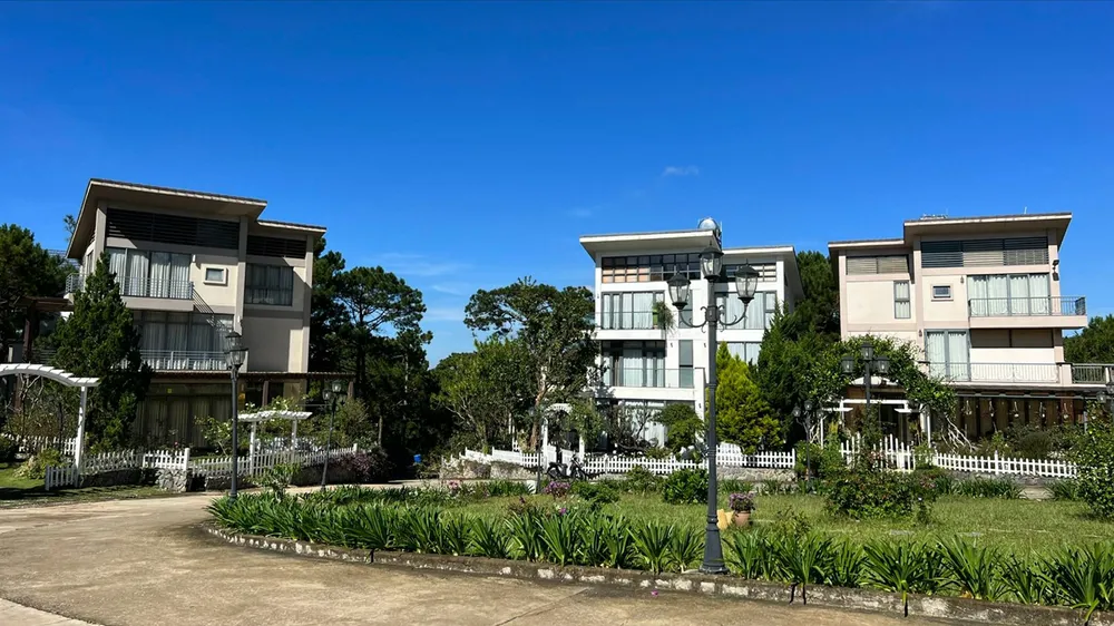 Loạt công trình sai phạm về trật tự xây dựng tồn tại từ lâu nhưng chưa được xử lý dứt điểm tại khu du lịch Nam Hồ, TP Đà Lạt