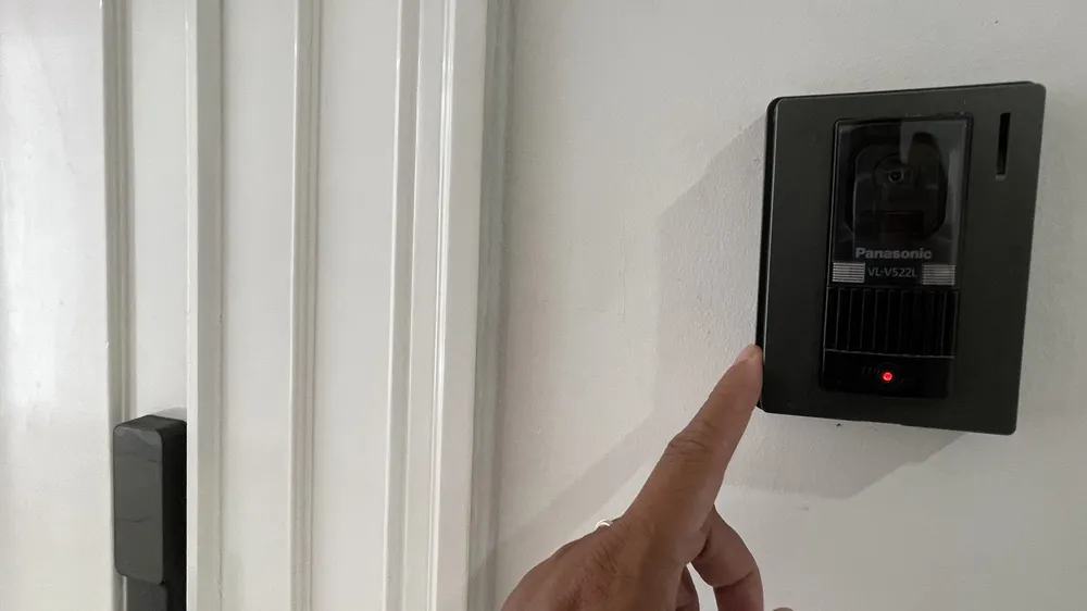 Camera và khóa cửa thông minh được lắp đặt tại các căn hộ trong một chung cư ở quận 7, TPHCM. Ảnh: HOÀNG HÙNG