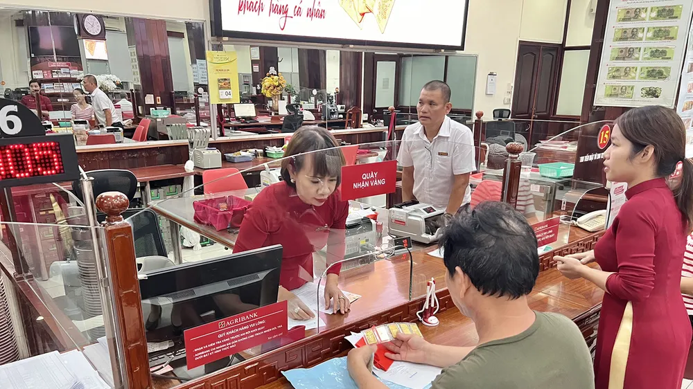 Khách hàng mua vàng miếng tại Agribank chi nhánh Sài Gòn ngày 4-6. Ảnh: MINH HUY