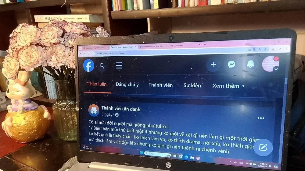 Một số người trẻ dần rời xa các mối quan hệ thật để chìm đắm trong các nhóm tâm sự cùng người lạ