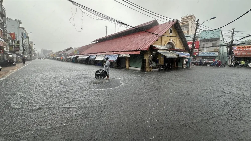 Nguyên nhân mưa như trút ở TPHCM