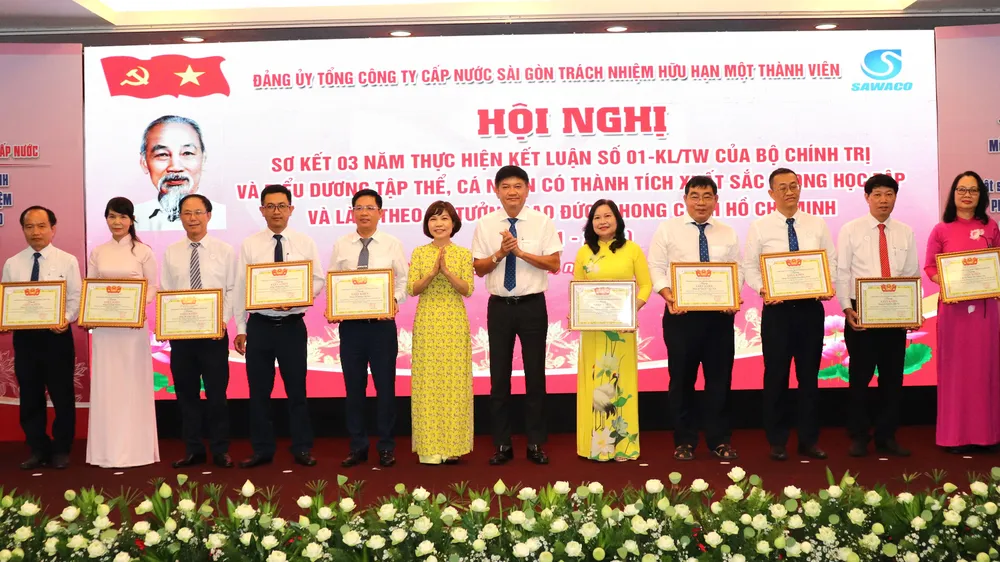 Tổng Giám đốc SAWACO Trần Quang Minh biểu dương các tập thể và cá nhân có thành tích xuất sắc trong học tập và làm theo tư tưởng, đạo đức, phong cách Hồ Chí Minh giai đoạn 2021-2024