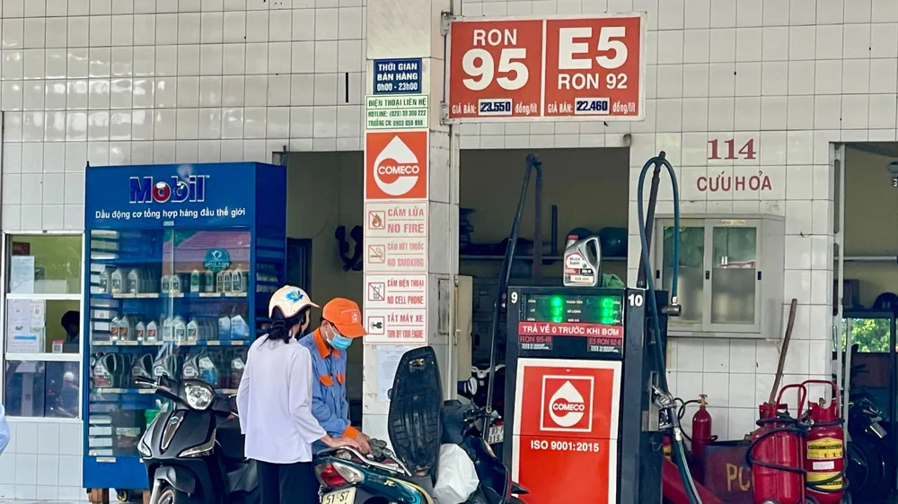 Cửa hàng PVOIL Comesco ở quận 10, TPHCM vẫn treo bảng hiệu bán xăng E5RON92. Ảnh: HOÀNG HÙNG