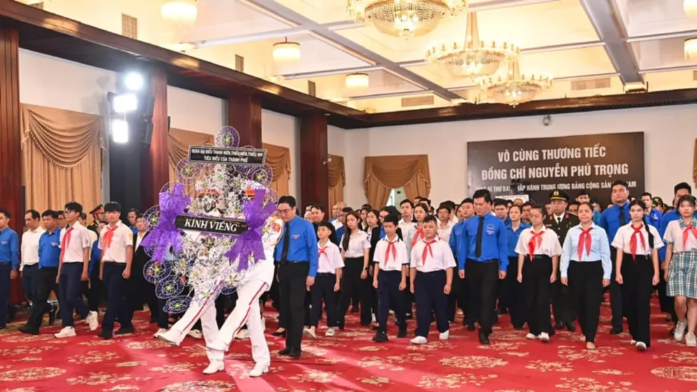 Tuổi trẻ TPHCM viếng Tổng Bí thư Nguyễn Phú Trọng tại Hội trường Thống Nhất (TPHCM). Ảnh: VIỆT DŨNG
