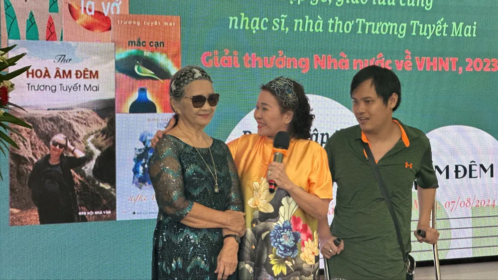 Nhà thơ Trương Tuyết Mai đón tuổi 80 với “Hòa âm đêm”