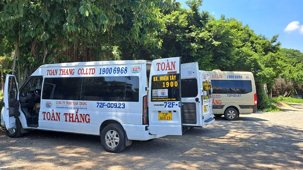 Nhiều tài xế của hãng xe Toàn Thắng đưa xe đến đậu tại công viên Thống Nhất