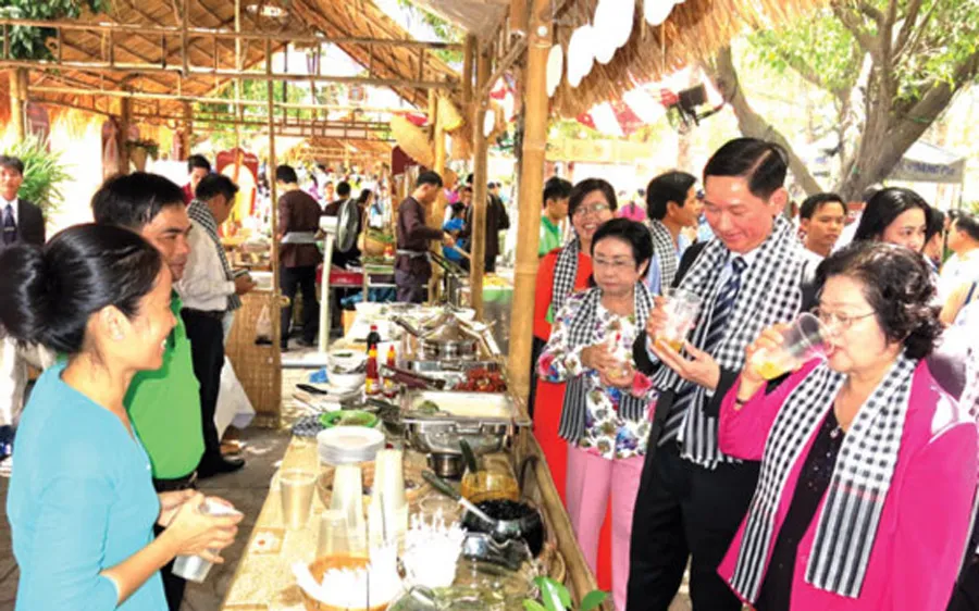 Khách mời tham quan gian hàng ẩm thực tại lễ khai mạc Liên hoan “Ẩm thực đất phương Nam 2016"
