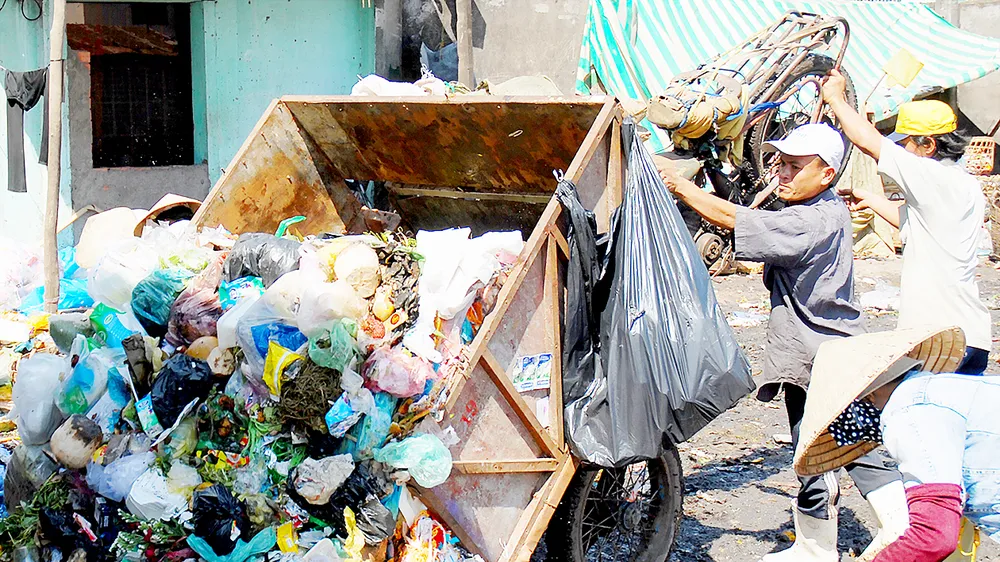 Thu gom rác dân lập trên đường Phạm Văn Xảo, quận Tân Phú, TPHCM Ảnh: KIM NGÂN