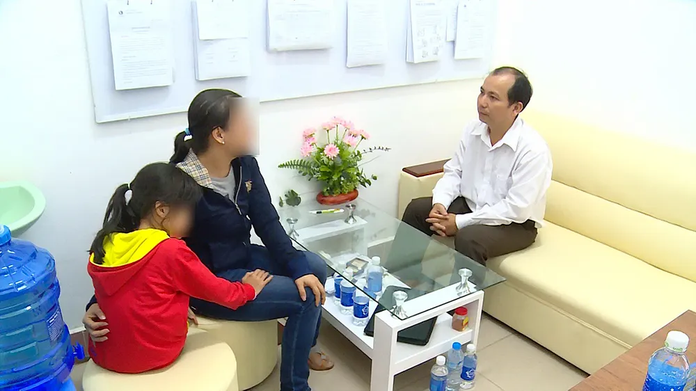 Tiến sĩ Lê Minh Thuận đang tư vấn cho bệnh nhân và người nhà