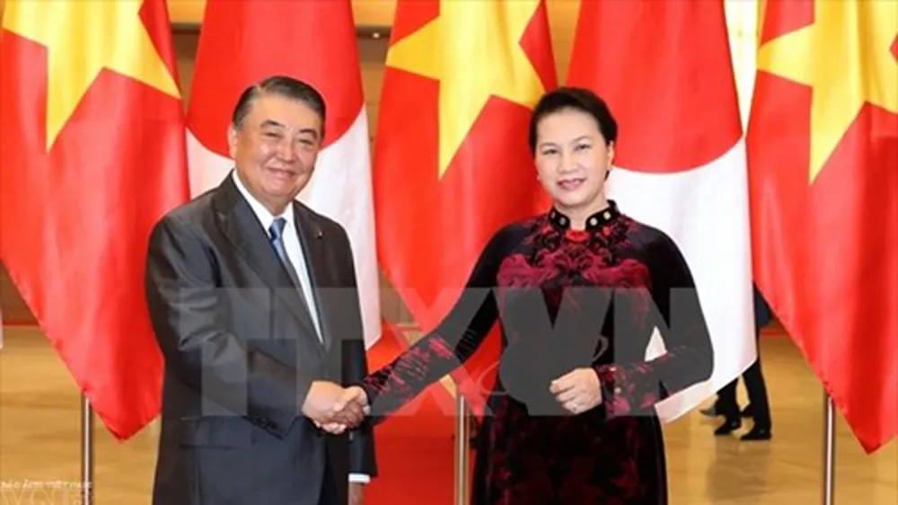 Chủ tịch Quốc hội Nguyễn Thị Kim Ngân đón Chủ tịch Hạ viện Nhật Bản Tadamori Oshima. Ảnh: TTXVN 