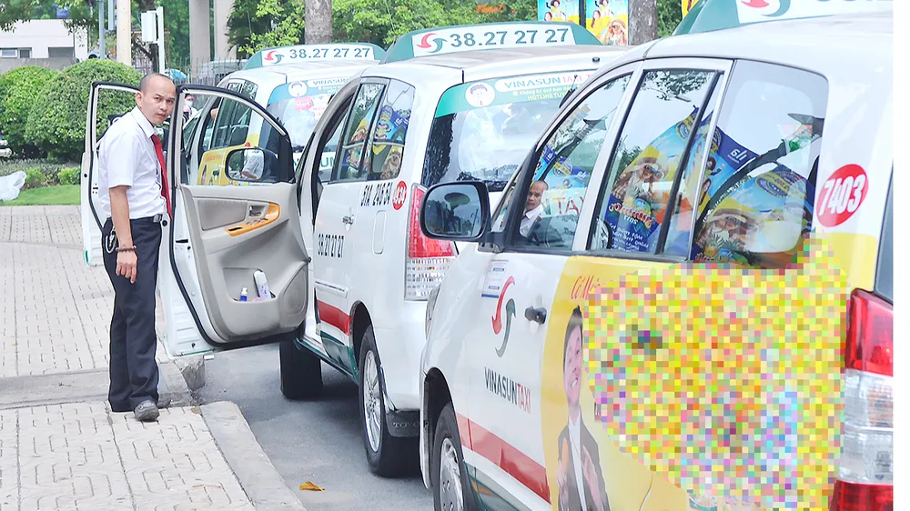 Xe taxi hoạt động tại TPHCM. Ảnh: CAO THĂNG