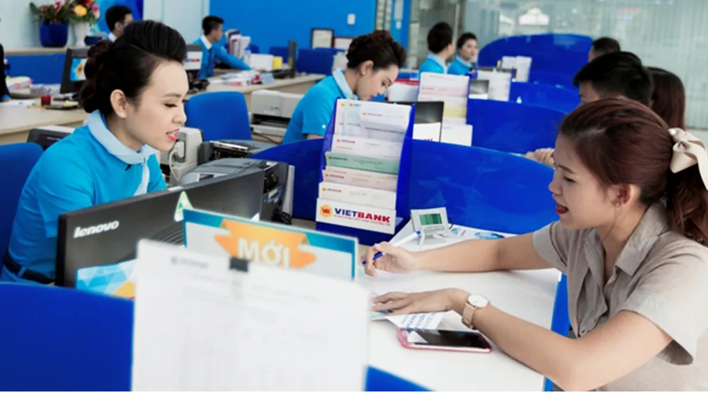 Lãi suất huy động dài hạn được các ngân hàng điều chỉnh tăng mạnh trên 8%/năm để hút vốn. Ảnh: Huy Anh