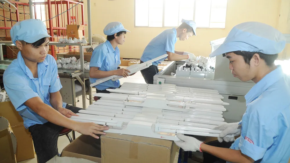 Sản xuất tại một doanh nghiệp đạt chứng nhận nhãn xanh. Ảnh: CAO THĂNG