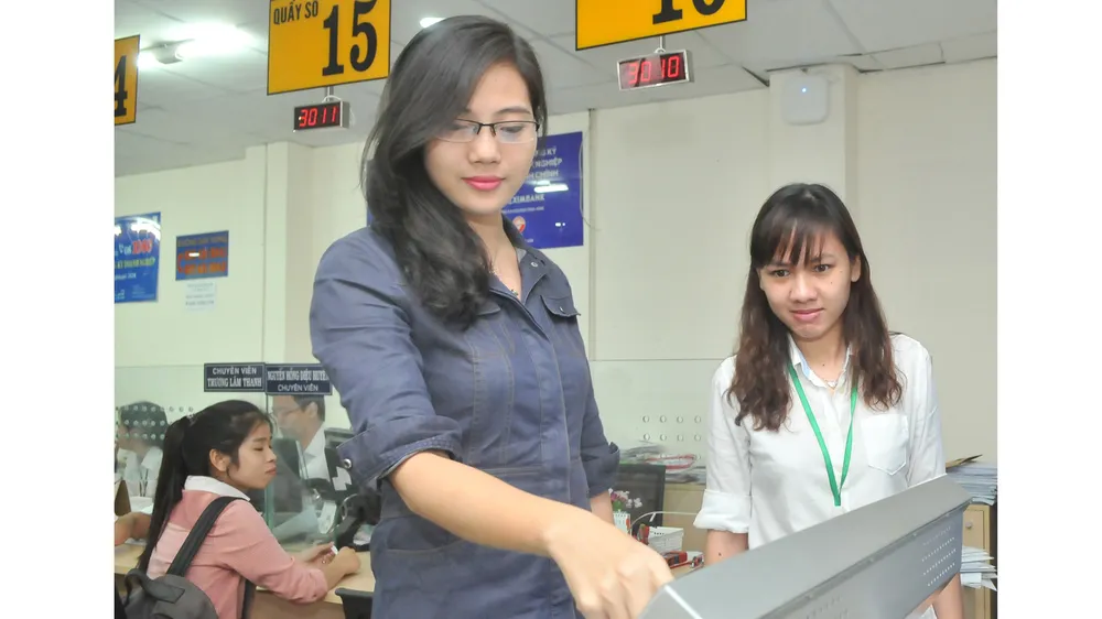 Gửi biểu mẫu đăng ký kinh doanh qua mạng tại Sở Kế hoạch và Đầu tư TPHCM. Ảnh: CAO THĂNG