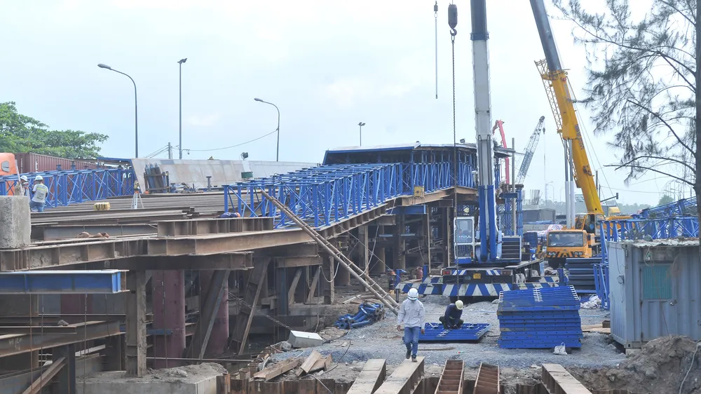 Khẩn trương thi công tại nút giao thông Mỹ Thủy. Ảnh: THÀNH TRÍ