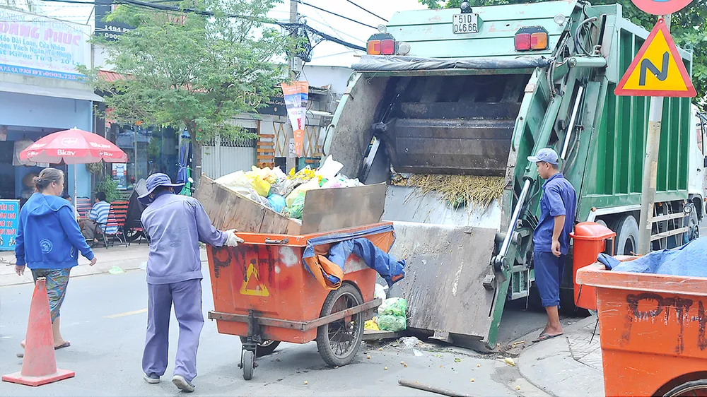 Thu gom rác tại quận 8, TPHCM. Ảnh: CAO THĂNG