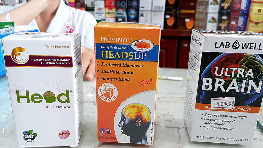 Nhân viên nhà thuốc quảng cáo các loại thuốc bổ bán chạy trong mùa thi