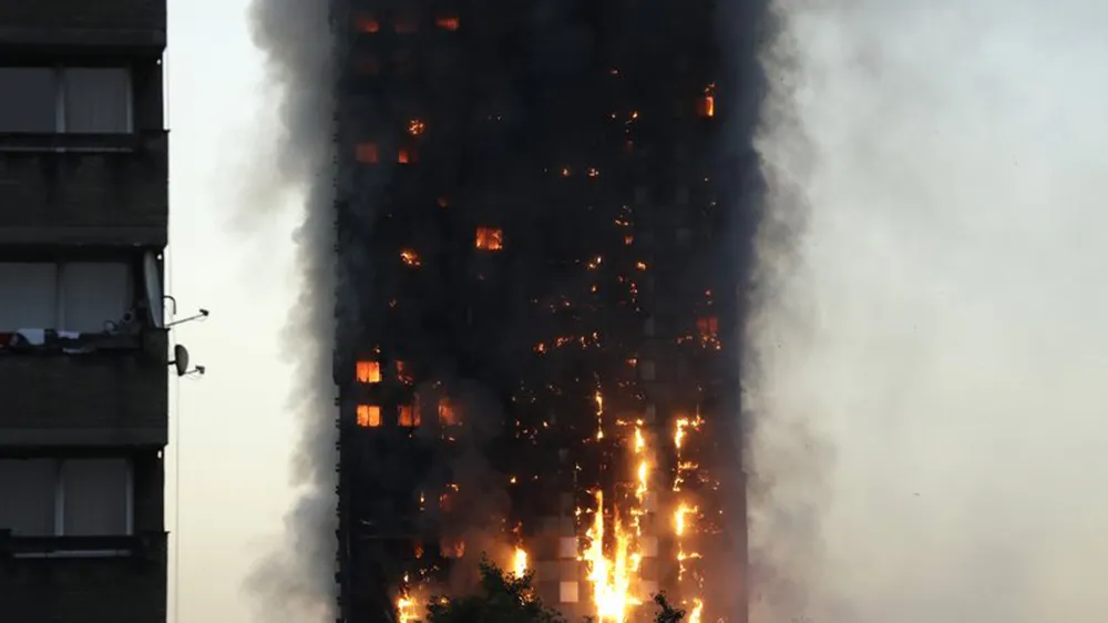 Khói lửa bao trùm tòa nhà Grenfell Tower ở London, Anh, ngày 14-6-2017. Ảnh: AP