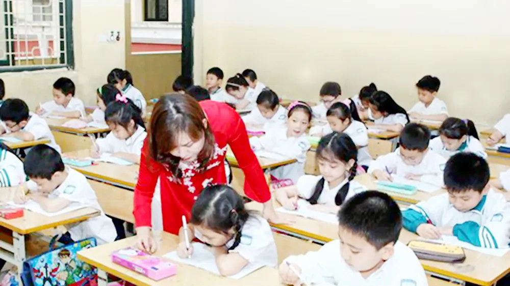 Tăng thu nhập, bảo đảm vị thế xã hội cho giáo viên