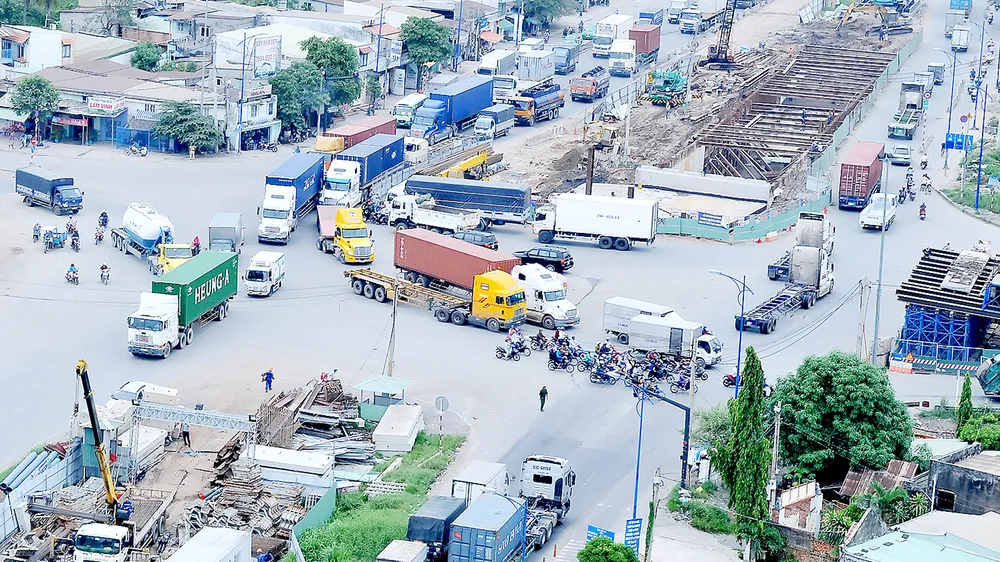 Điểm đen giao thông tại vòng xoay Mỹ Thủy. Ảnh: CAO THĂNG