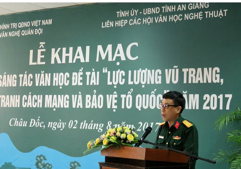 Đại tá Nguyễn Bình Phương - Tổng Biên tập Tạp chí Văn nghệ Quân đội khai mạc trại sáng tác. Ảnh: tuyengiaoangiang